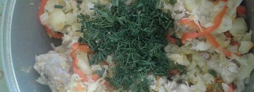 капуста тушенная с картошкой и куриными окорочками в казане. Шаг 6