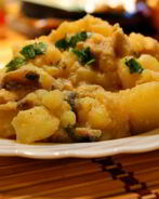 Картофель тушеный с курицей и шампиньонами