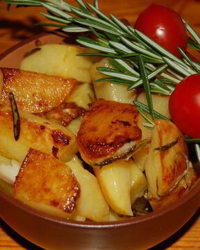 Картофель, запеченный с чесноком и розмарином