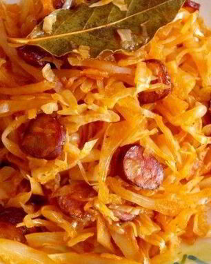 Тушеная капуста с колбасками