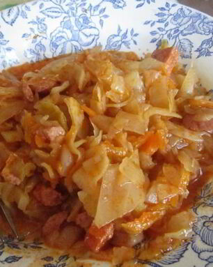 Тушеная капуста с сардельками