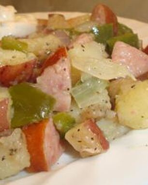 Тушеная картошка с колбасой и сладким перцем