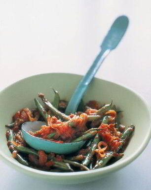 Зеленая фасоль с помидорами и чесноком