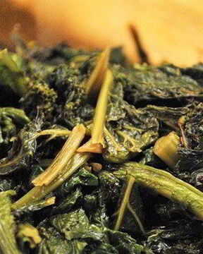 Жареная листовая горчица с чесноком и луком