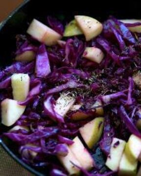 Жаренная краснокочанная капуста с яблоком
