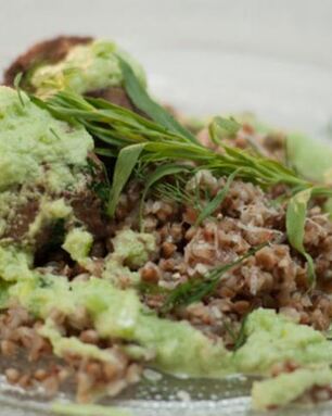 Говяжья печенка с гречотто и соусом из огурца