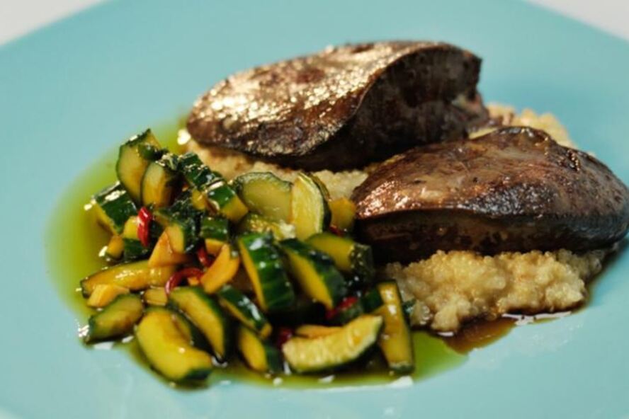 Рецепт индюшачья печенка с киноа и битыми огурцами