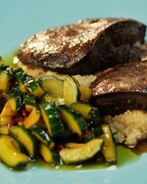 Индюшачья печенка с киноа и битыми огурцами