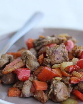 Куриная печень с овощами