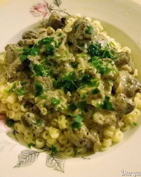 Куриная печень с сердечками в сметанном соусе