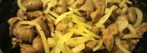 куриная печень с сердечками в сметанном соусе. Шаг 4