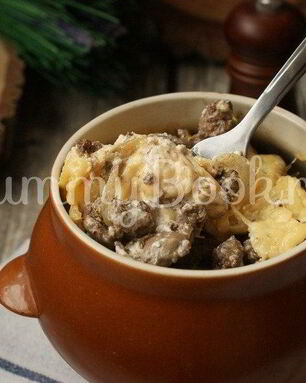 Куриная печень с сыром в горшочке