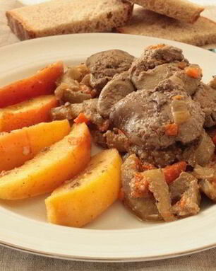 Куриная печень с яблоками и баклажанами