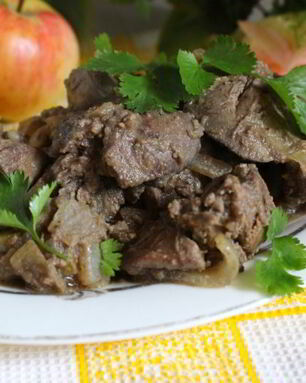 Куриная печень с яблоками и луком