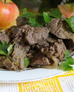 Куриная печень с яблоками и луком