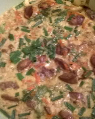 Куриная печень с яйцами, овощами и горчицей, запеченная в микроволновке