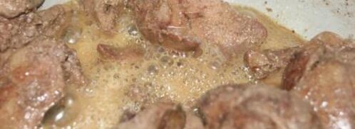 куриная печень в медовом соусе со шпинатом. Шаг 3