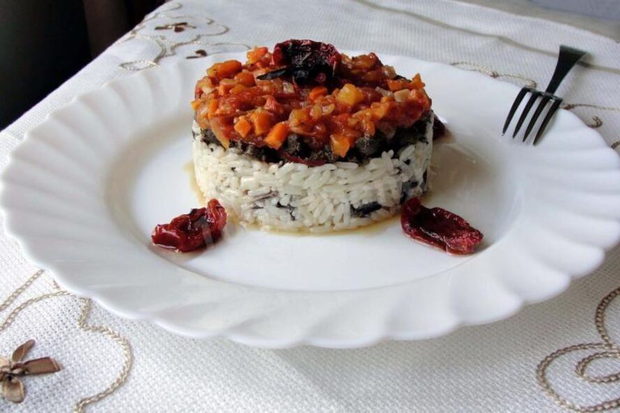 Рецепт печень говяжья маринованная в белом вине и прованских травах под томатно-овощным соусом