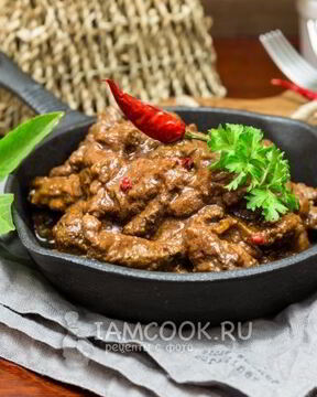 Печень говяжья, тушенная в томатно-соевом соусе