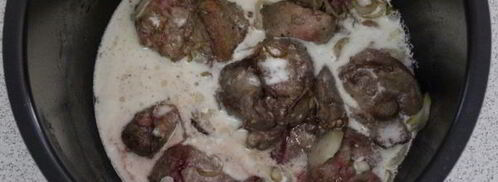 печень тушеная в сметане в мультиварке. Шаг 7