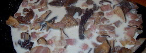 пельмени томленные в горшочке с беконом и лесными грибами. Шаг 2