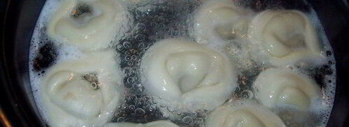 пельмени томленные в горшочке с беконом и лесными грибами. Шаг 3