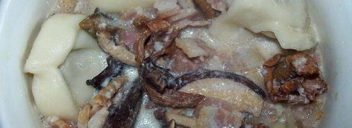 пельмени томленные в горшочке с беконом и лесными грибами. Шаг 4