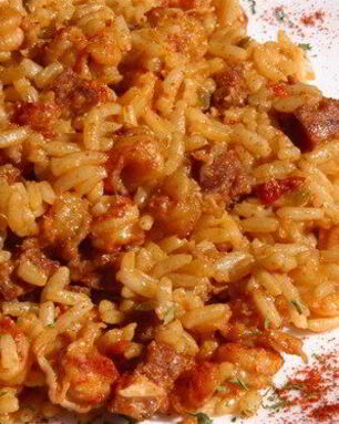 Джамбалайя с копчеными колбасками и острым томатным соусом