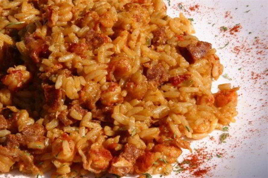 Рецепт джамбалайя с копчеными колбасками и острым томатным соусом
