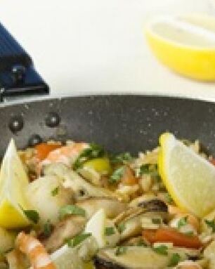 Паэлья с курицей и морепродуктами