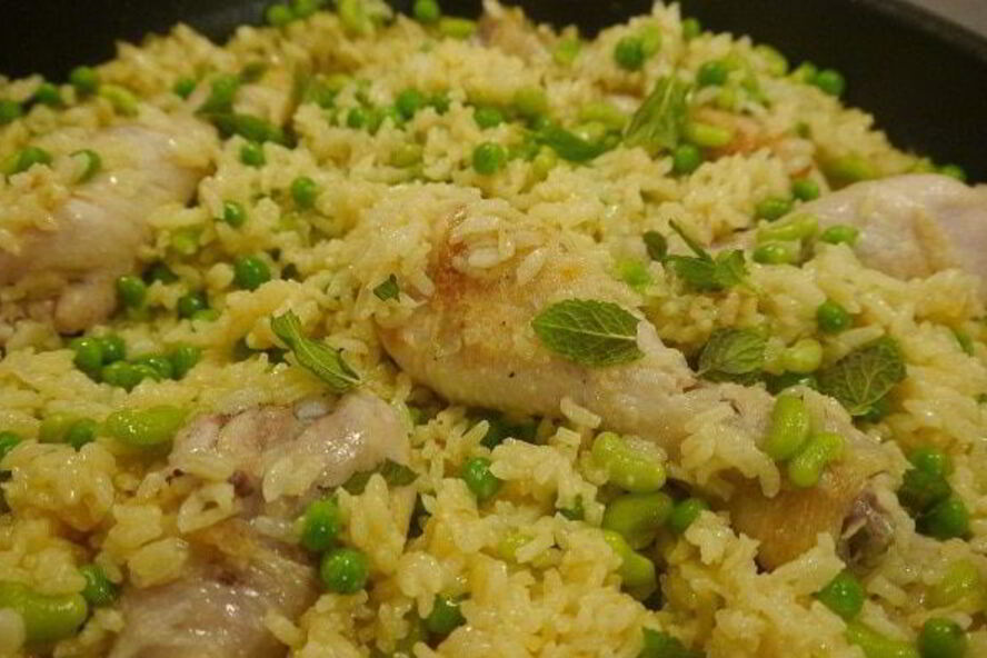 Рецепт весенняя паэлья с курицей и молодыми овощами