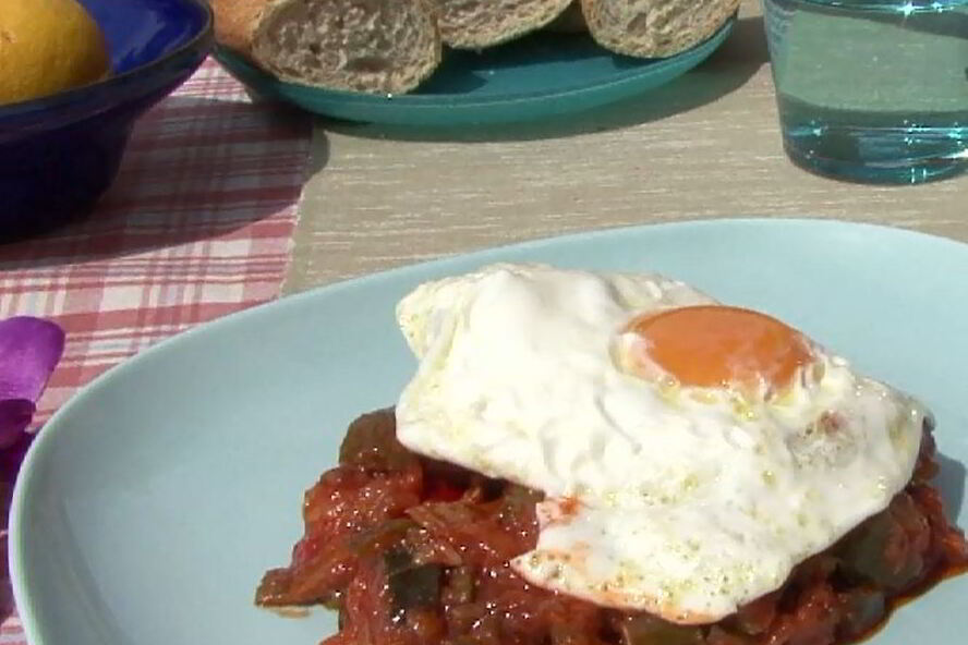 Рецепт испанское овощное рагу с яйцом