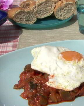 Испанское овощное рагу с яйцом