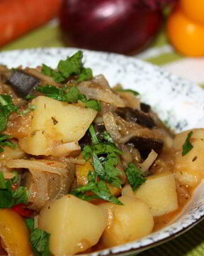 Картофельное рагу с баклажанами и перцем