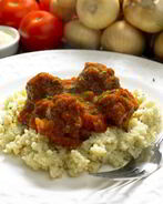 Кускус с рагу из баранины и томатным соусом с лепестками роз