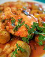 Летнее овощное рагу с фасолью и лососем