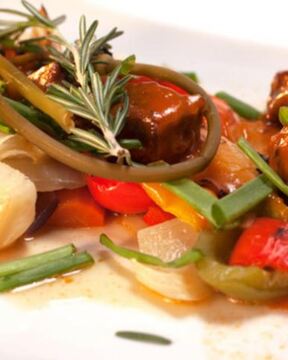 Рагу из говядины с овощами в пряном соусе