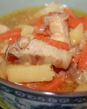 Рагу из картофеля со свиной грудинкой в мультиварке