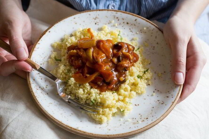 Рецепт рагу из печеных овощей с пряным кускусом