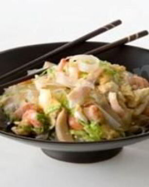 Рисовая лапша с креветками и кальмарами