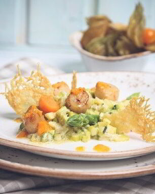 Морской гребешок с овощным ризотто и пармезаном