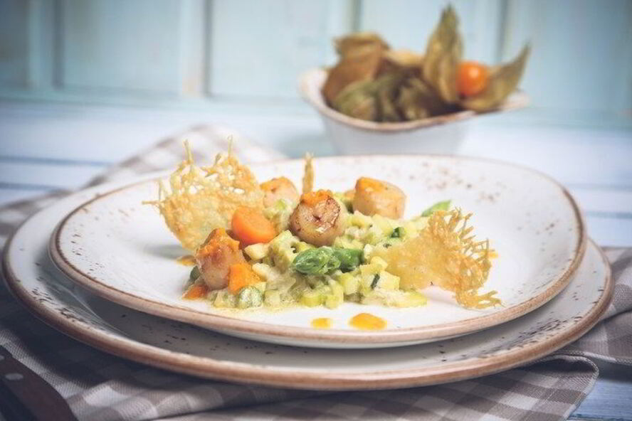 Рецепт морской гребешок с овощным ризотто и пармезаном