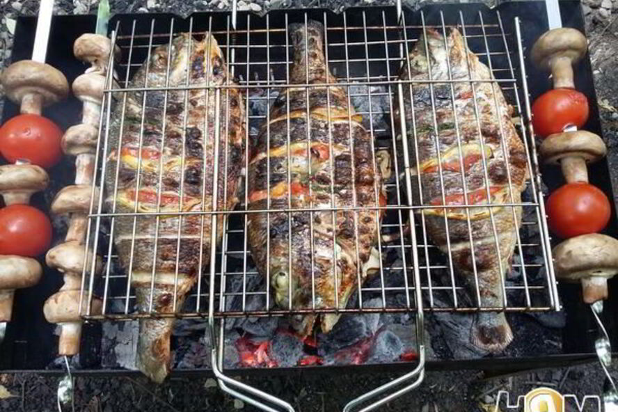 Рецепт дорада с овощами, запеченая на углях