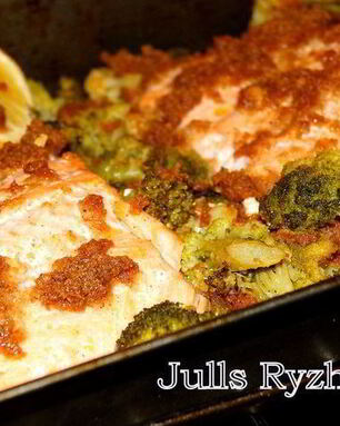 Форель в ореховом соусе с брокколи