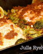 Форель в ореховом соусе с брокколи