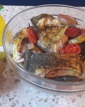 Карась с грушами и лимонным соком