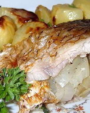 Карп, запеченный в духовке кусочками