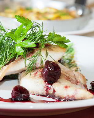 Кефаль с вишневым соусом