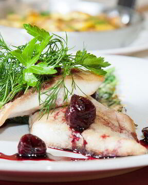 Кефаль с вишневым соусом