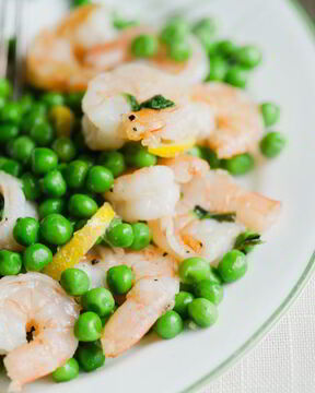 Креветки с зеленым горошком